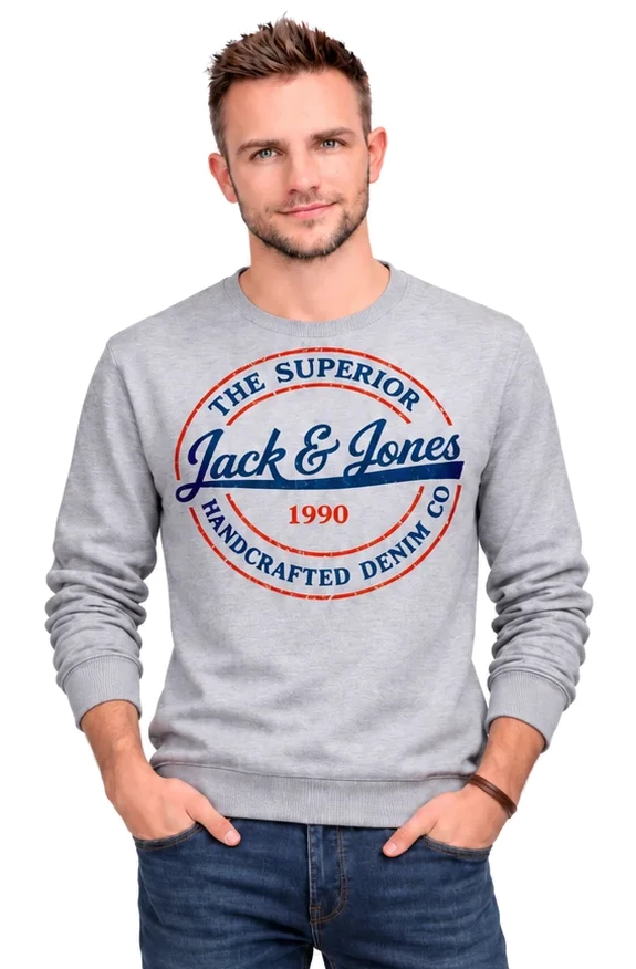 Enric Tapias, diseñador gráfico, con sudadera gris y vaqueros